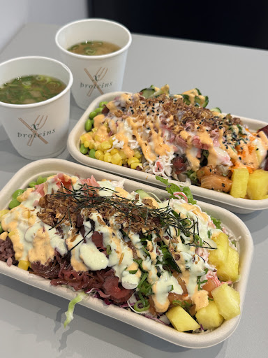 A detail crop of a poke bowl from X proteins.